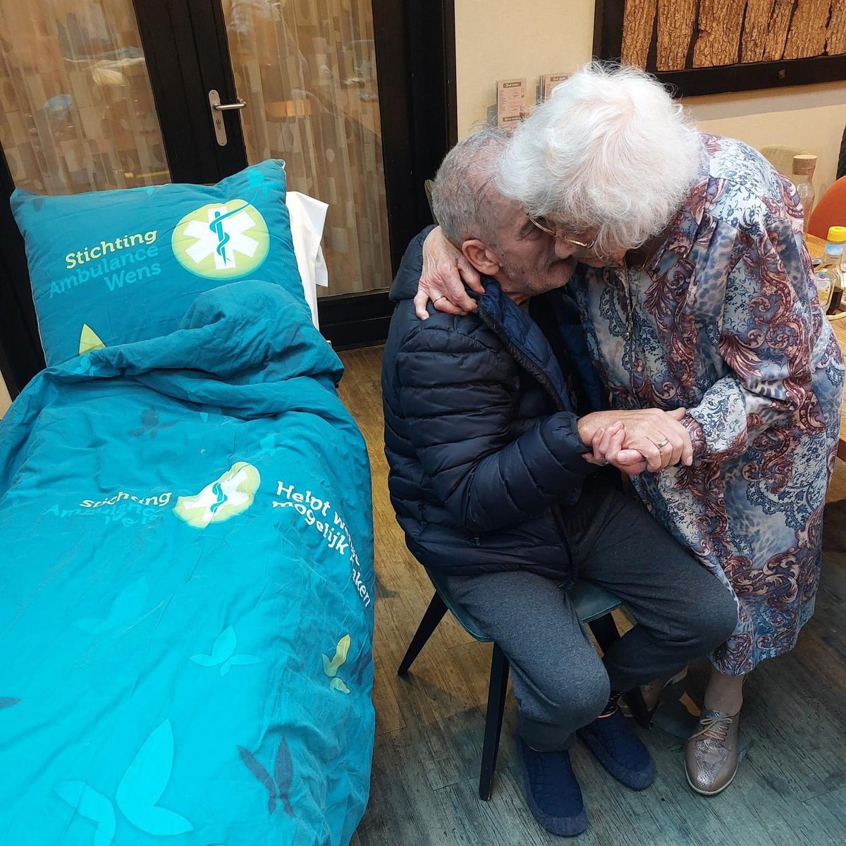 StAmbulancewens's tweet photo. Nog eenmaal naar je ouderlijk huis om daar afscheid te nemen en een dikke knuffel van je 93-jarige moeder te krijgen. Ook vandaag helpen we zeven andere (immobiele en/of terminale) patiënten met nog een laatste wens. https://t.co/hfuFvzDaF2