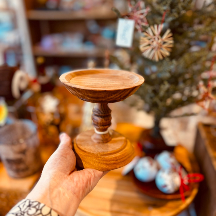 portus_official's tweet photo. 【店頭商品】
温かみのある質感の木の #コンポート 🌲

上品な木目の質感となめらかなフォルムは
使い込むほどに色の深みが増してゆきます😌

キャンドルや時計にアクセサリー、
あなたのお気に入りを飾りましょう☺💍
商品詳細はALTから♪

#Shesay #キャンドルスタンド
#企業公式相互フォロー https://t.co/0WOYlk3K5P