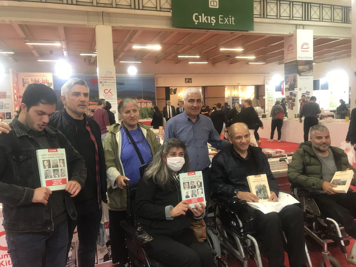 Sevgili DOSTLAR;
Sarıyer Kent Konseyi Engelli ve Yaşlı hizmetleri Çalışma grubu ile Sarıyer Belediyesi Engelliler Koordinasyon Merkezi'nin düzenlediği TÜYAP' ziyaretinde Hemşerim Mahmut Kement ve arkadaşları kitaplarını imzalattılar. Dostlara teşekkürler. Esen kalın.