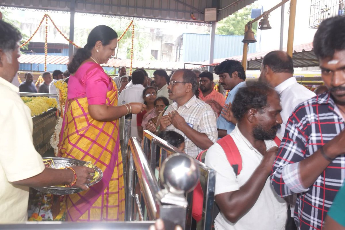 Vijayakanttrust's tweet photo. இயன்றதை செய்வோம் இல்லாதவர்க்கு!
கேப்டன் ஆலயத்தில் சிறப்பு பூஜை மற்றும் அன்னதானம்!
#CaptainAalayam #Captaintemple #vijayakanth #PremalathaVijayakanth https://t.co/8SISrotmYy