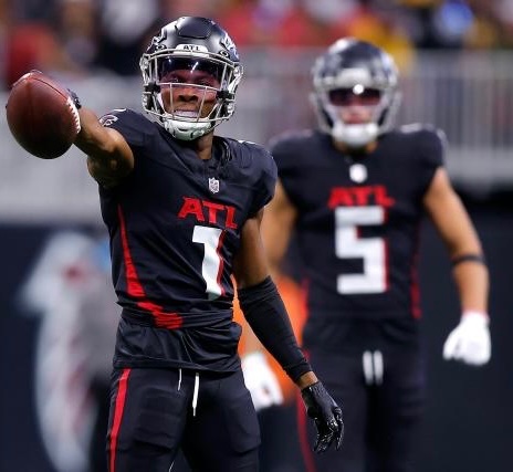 MLFootball's tweet photo. FALCONS WR’s DRAKE LONDON &amp; DARNELL MOONEY HAVE BEEN ONE HELL OF A DUO

Top touchdown duos:
• Mooney &amp; London: 11
• Mike Evans &amp; Chris Godwin: 11

WR Duo Leading in Yards:
• Mooney &amp; London: 1,140 yards

🤯

(Via: Falcons Muse) https://t.co/uB4UvtD9xy