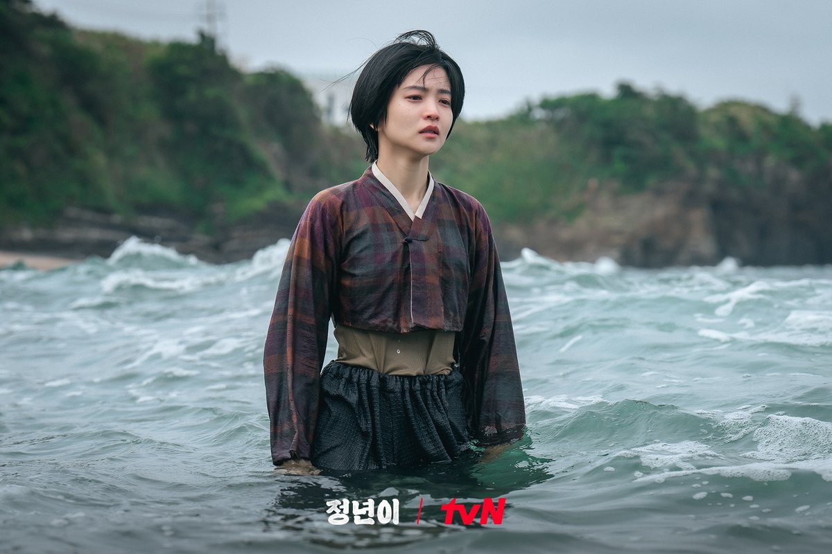 CJnDrama's tweet photo. 정년이가 속상해서 흘린 눈물
모으면 이 바다 정도 될까… (´;︵;`)

차디찬 바다에 몸을 던지는 정년이😱

[토일] 밤 9:20 | tvN
#정년이 #Jeongnyeon_TheStarisBorn https://t.co/I9OZV9ow0c