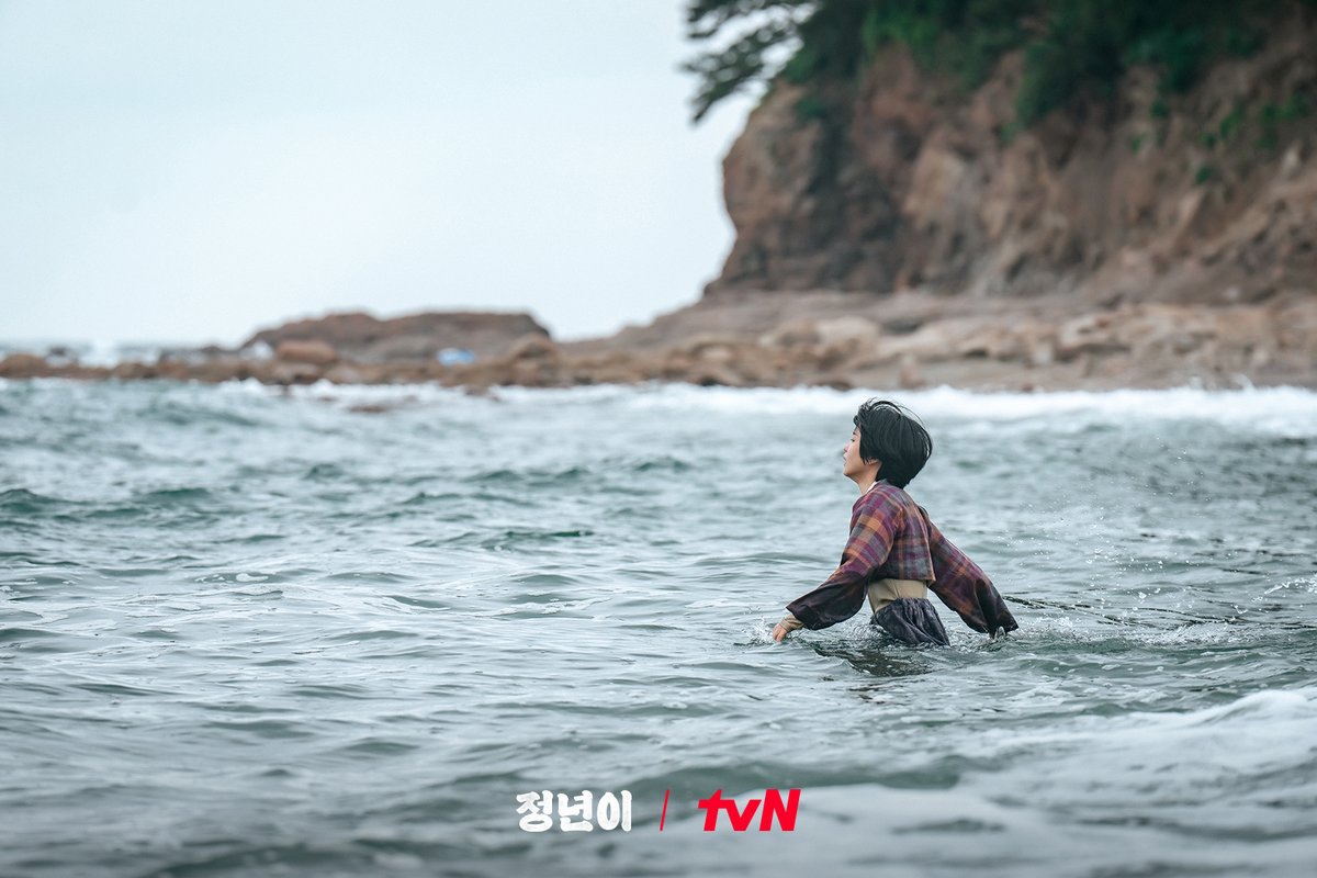 CJnDrama's tweet photo. 정년이가 속상해서 흘린 눈물
모으면 이 바다 정도 될까… (´;︵;`)

차디찬 바다에 몸을 던지는 정년이😱

[토일] 밤 9:20 | tvN
#정년이 #Jeongnyeon_TheStarisBorn https://t.co/I9OZV9ow0c