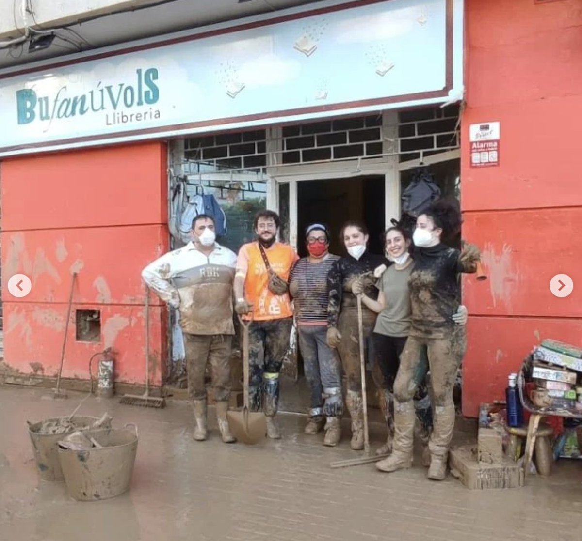 DrassanaLlibres's tweet photo. @CrisDuranLaGRUA Encara estem en fase d’avaluació i coordinació de les ajudes del sector, i per això no havíem dit res, però ja comencem a tindre certes coses clares. D’una banda, les llibreries afectades (algunes arrasades 😓) han sigut 8 i el @GremiLlibrers ens indica com ajudar-les!! 👇 https://t.co/VWEA9BlgXs