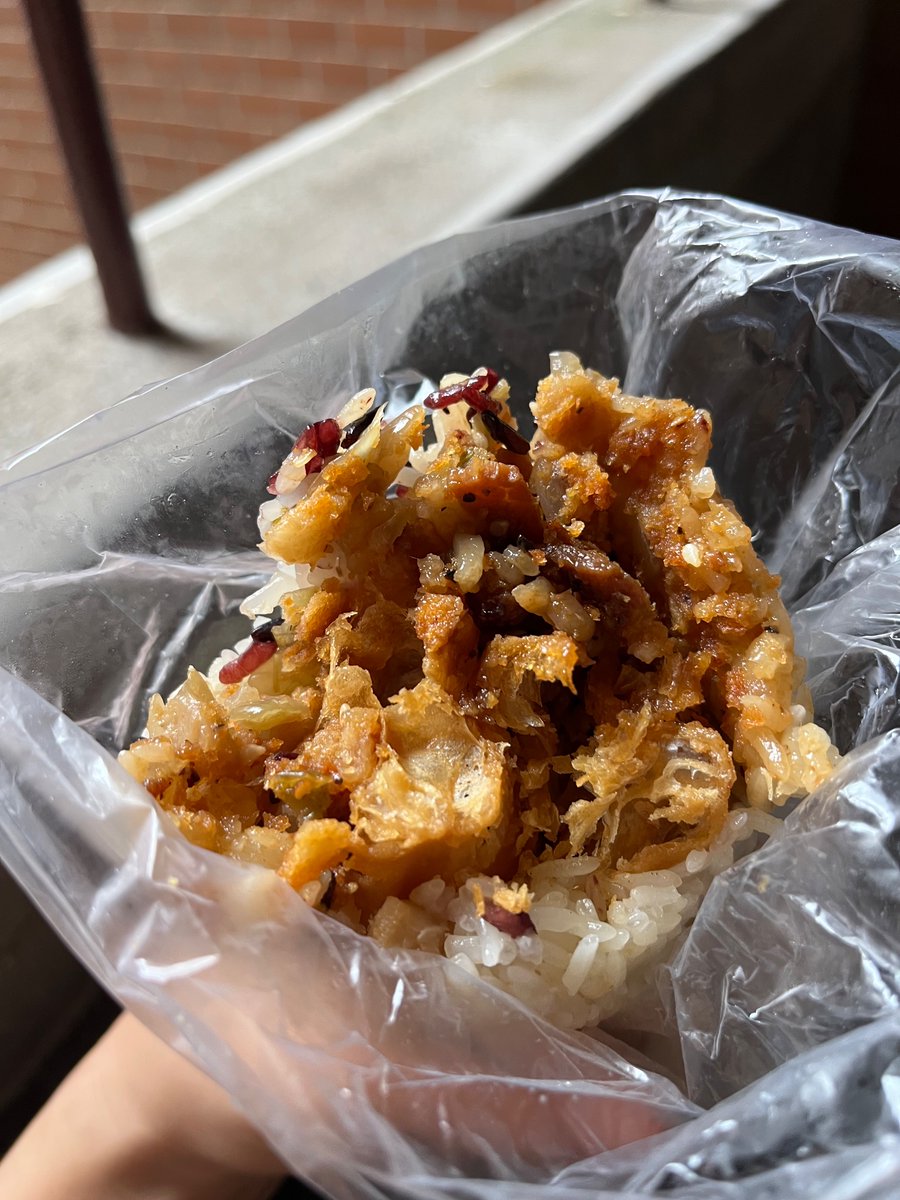 師大夜市の飯糰が私を飯糰好きにさせてくれて、あれから３年経った今でもまだここが優勝してる🏆
今日は照り焼き豚肉にした🐷
うますぎやてぇえ🥹💕まじでハズレない。全部当たり🎯