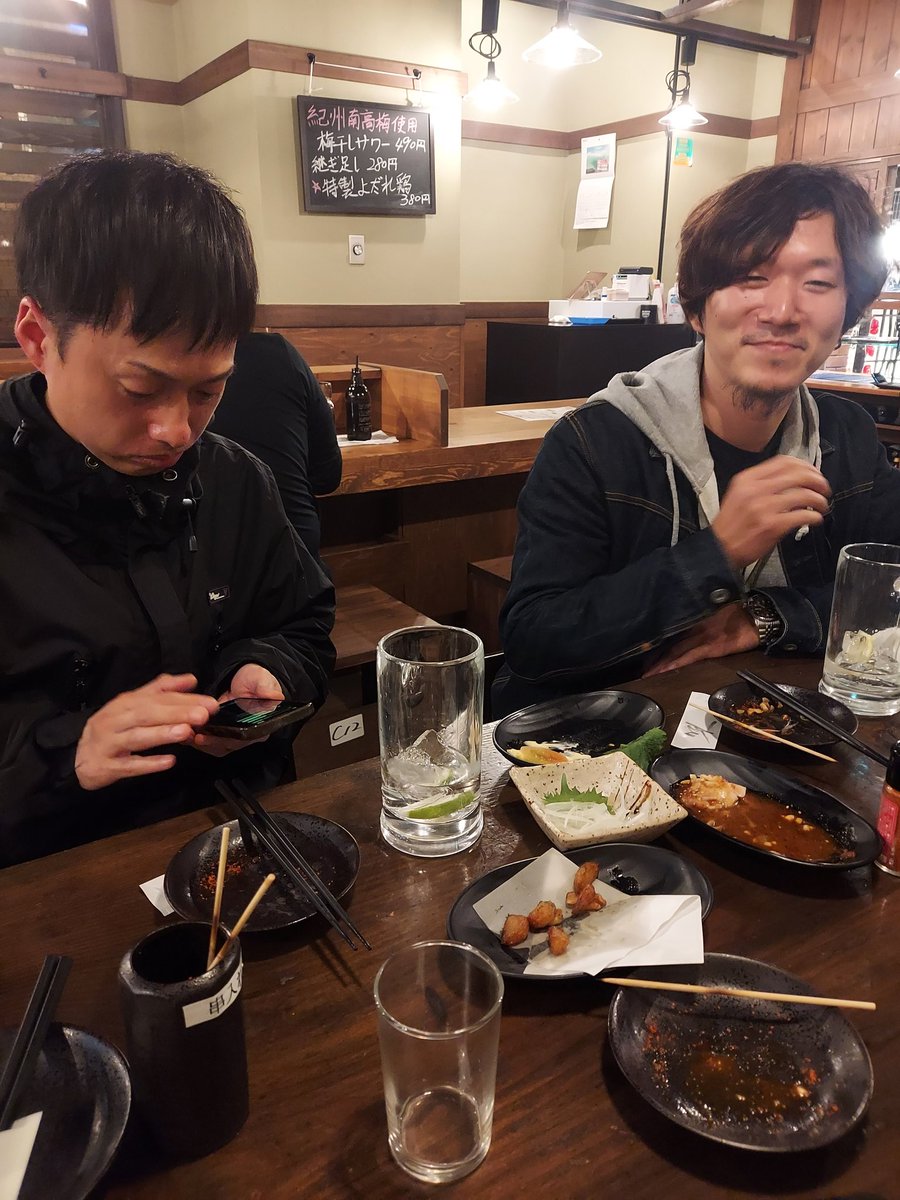fukuto2910ftft's tweet photo. 覚えている方もいるのではないか。
鷲尾の元ギターいもつ君。
二度もライブ前日に失踪して尚且つもう一度一緒にバンドをしないかと持ち掛けてくるというぶっとんだ彼が鷲尾のmoonをもう一度一緒に弾かせてくれとはるばるやってきた。途中しもさん合流でやきとり食べにいった。 https://t.co/yVteFLkiSe