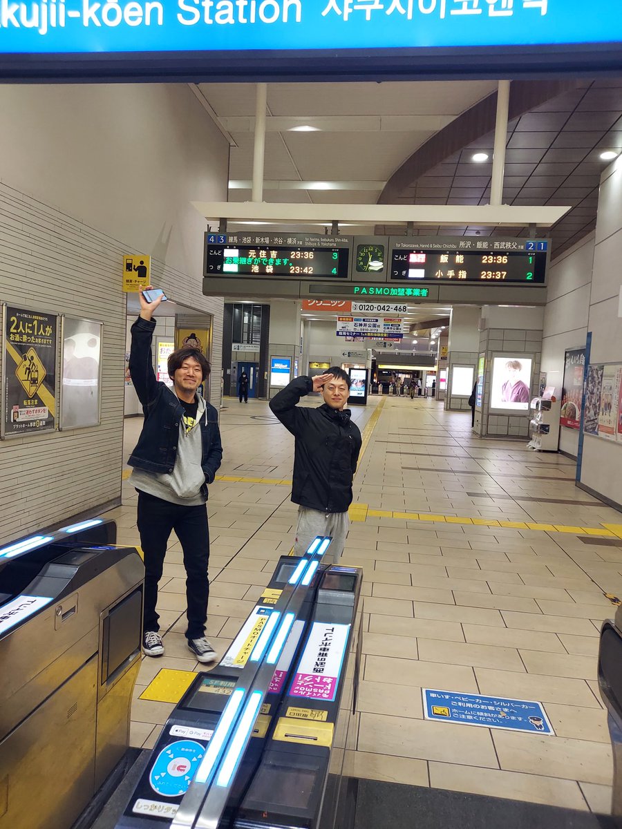 fukuto2910ftft's tweet photo. 覚えている方もいるのではないか。
鷲尾の元ギターいもつ君。
二度もライブ前日に失踪して尚且つもう一度一緒にバンドをしないかと持ち掛けてくるというぶっとんだ彼が鷲尾のmoonをもう一度一緒に弾かせてくれとはるばるやってきた。途中しもさん合流でやきとり食べにいった。 https://t.co/yVteFLkiSe