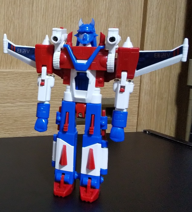 DenkouRiderKick's tweet photo. ちなみにイーグル商社（이글상사）が95年に出したテコンVも羽などの形状から見て94年製の金型から抜かれていたようだ。
当時倒産するポパイ科学からイーグル商社に金型の譲渡があったんだな。
なんでイーグル商社から出てたのか謎だったけど、これで納得。
#태권V #태권브이 #テコンV #韓国アニメ https://t.co/2GKohrCwzA