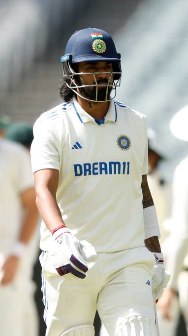 Oops... that's an astonishing leave by KL Rahul 😱 📹 Credits: Twitter/cricketcomau