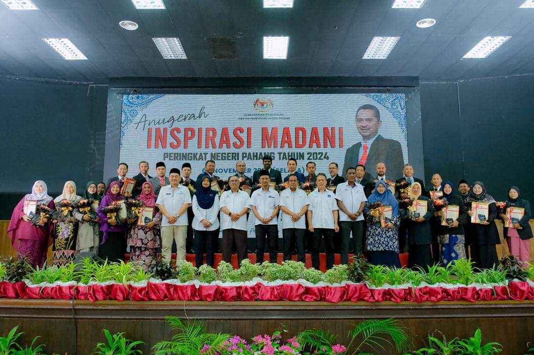 YayasanPahang's tweet photo. 5 November, Temerloh - Tahniah diucapkan kepada Cikgu Nurul Farhah  Hamidi, guru Maahad Tahfiz Negeri Pahang (MTNP) yang telah menerima Anugerah Inspirasi Madani Peringkat Negeri Pahang 2024. 

#yp4u #yayasanpahang #mtnp #jpnp #anugerahinspirasimadani2024 https://t.co/OwzWLZ217I