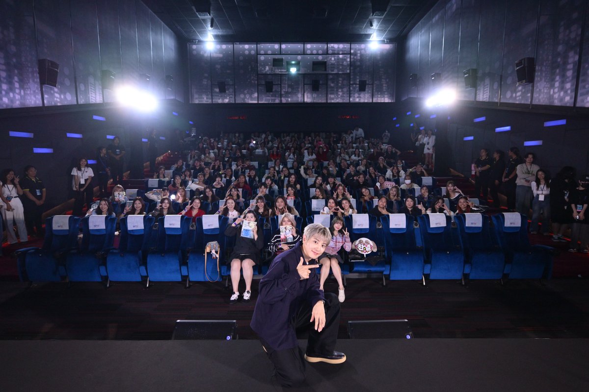 SMTrueThailand's tweet photo. 📸 ภาพความอบอุ่นและน่ารักของ 🍒 CHANYEOL 🍒  กับกิจกรรมแจกลายเซ็นสุดเอ็กซ์คลูซีฟครั้งแรกในประเทศไทย 🇹🇭
⠀
𝗦𝗵𝗼𝗽𝗲𝗲 𝘅 𝗖𝗛𝗔𝗡𝗬𝗘𝗢𝗟 '𝗕𝗹𝗮𝗰𝗸 𝗢𝘂𝘁' 𝗙𝗔𝗡𝗦𝗜𝗚𝗡 𝗘𝗩𝗘𝗡𝗧
⠀
ฉลองการเปิดตัวมินิอัลบั้มเดี่ยวชุดแรกในรอบ 12 ปี 'Black Out' ของ CHANYEOL 🔥
⠀
ภายใต้ความร่วมมือระหว่าง #ShopeeTHxSMTrue เมื่อวันที่ 25 ตุลาคมที่ผ่านมา ณ Cinema 6, SF World Cinema เซ็นทรัลเวิลด์
⠀
รับชมภาพเพิ่มเติม 👍 https://t.co/qwIqvf8dzy
⠀
#CHANYEOL #찬열
#EXO #엑소 #weareoneEXO
#BlackOut #CHANYEOL_BlackOut
#ShopeeFansignxCHANYEOL #SMTrue #ShopeeTH @ShopeeTH