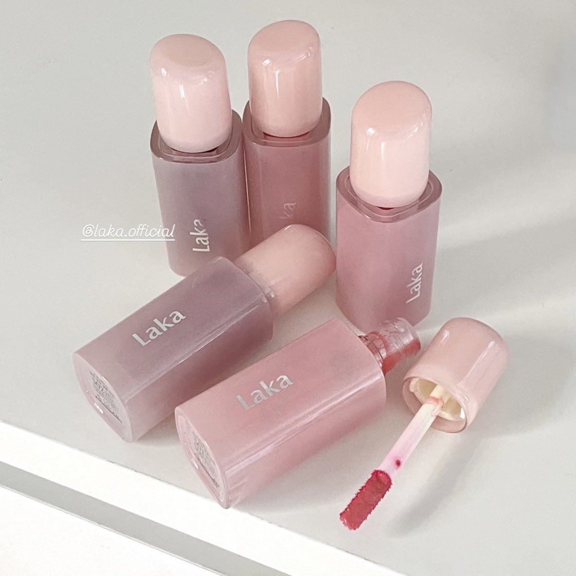 mmytype_'s tweet photo. Laka lip tint รุ่นนี้ติดทนกว่าเดิม

ลากะชีแก้เกมใครเม้าชีว่าไม่ทน5555 รุ่นนี้ลิปติดทนกว่าเดิมมากเช็ดแทบไม่ออก สเตนติดอยู่บนปากนานขึ้น แล้วสเตนไม่เพี้ยน ทาง่าย ทาแล้วเย็นๆปากฟู สีสวยจาบ้าา https://t.co/cC3EzH1NXA
