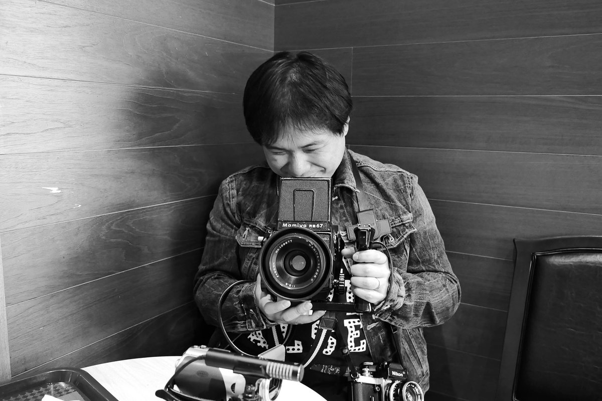 EN17988058's tweet photo. MAMIYA RB67で楽しそうに遊んでる男達

Lumix GX7mk2 https://t.co/HICYGdy5LX