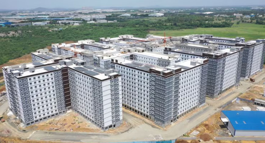 IndianTechGuide's tweet photo. 🚨 Apple is building hostel facilities for 100,000 women workers in India. 

Replicating its China success in India with Tamil Nadu getting majority of the investment. https://t.co/WMZE44eEaz
