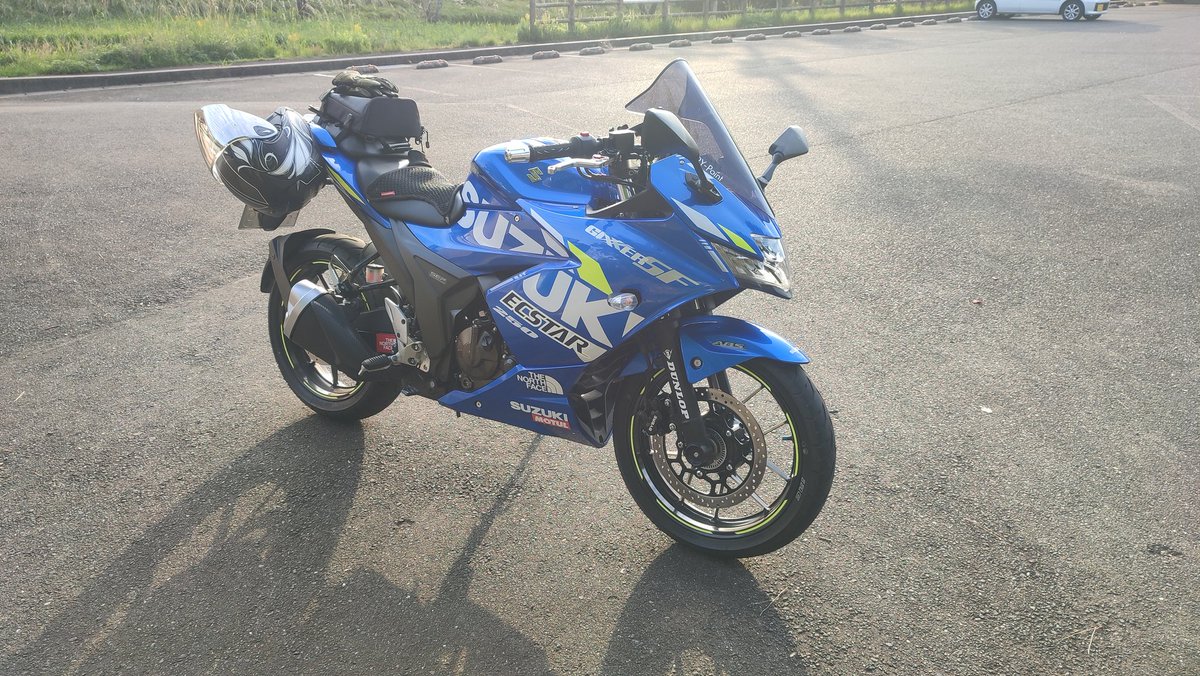 ko04jii's tweet photo. #ジクサーSF250
#唐津鏡山
14000キロでフロントのタイヤが限界だったので前後交換しました、ついでにブレーキパッドも交換（IRCのRMC810とデイトナ赤パッド）
タイヤの皮むきとパッドの当たりを付けに唐津の鏡山駐車場まで来ました
急に寒くなってきたので何着るか重要ですね（笑） https://t.co/1vm0GIW8sg