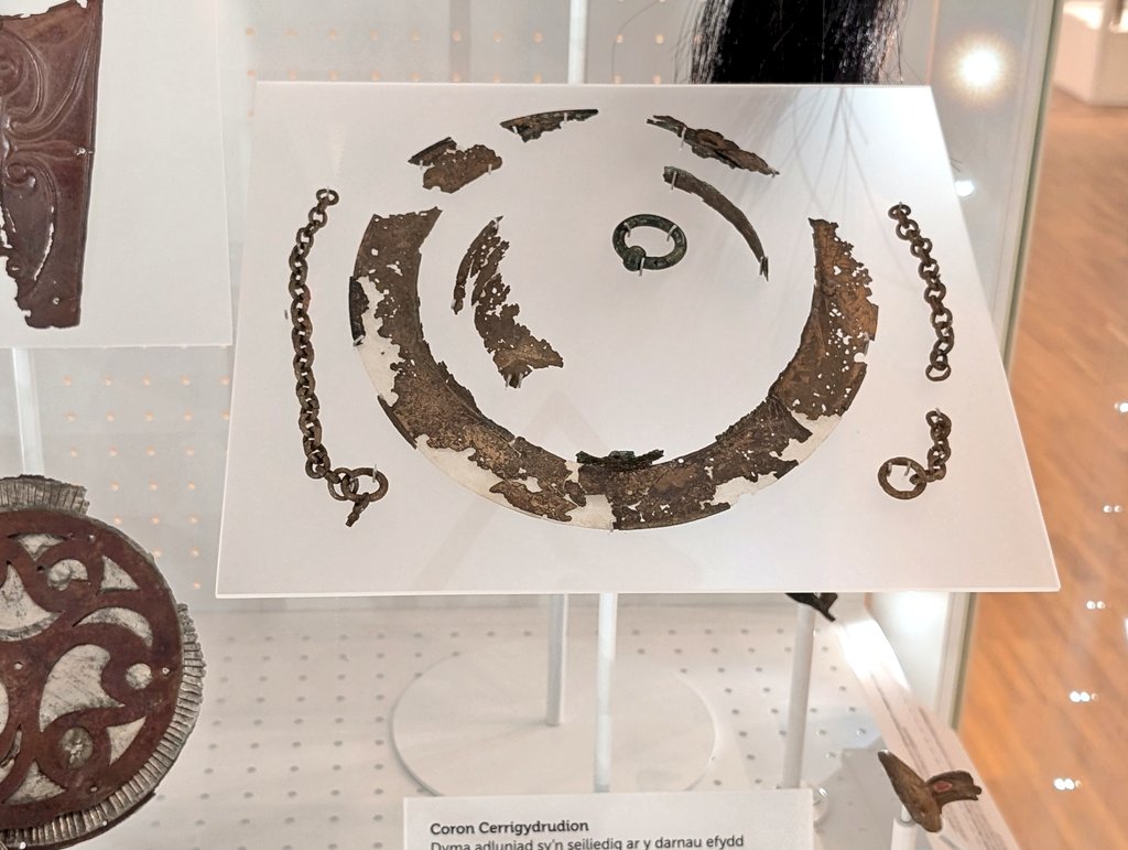 HawkeJon's tweet photo. #FindsFriday
The Tal-y-llyn hoard

Shield fittings and discs decorated in the #Celtic #art style. They were found on Cadair Idris, and are from the Late Iron Age. Circa 50-80 CE 
📸 My own. 
St. Fagans National Museum of #History #Archaeology #Wales https://t.co/DsIMu12prf