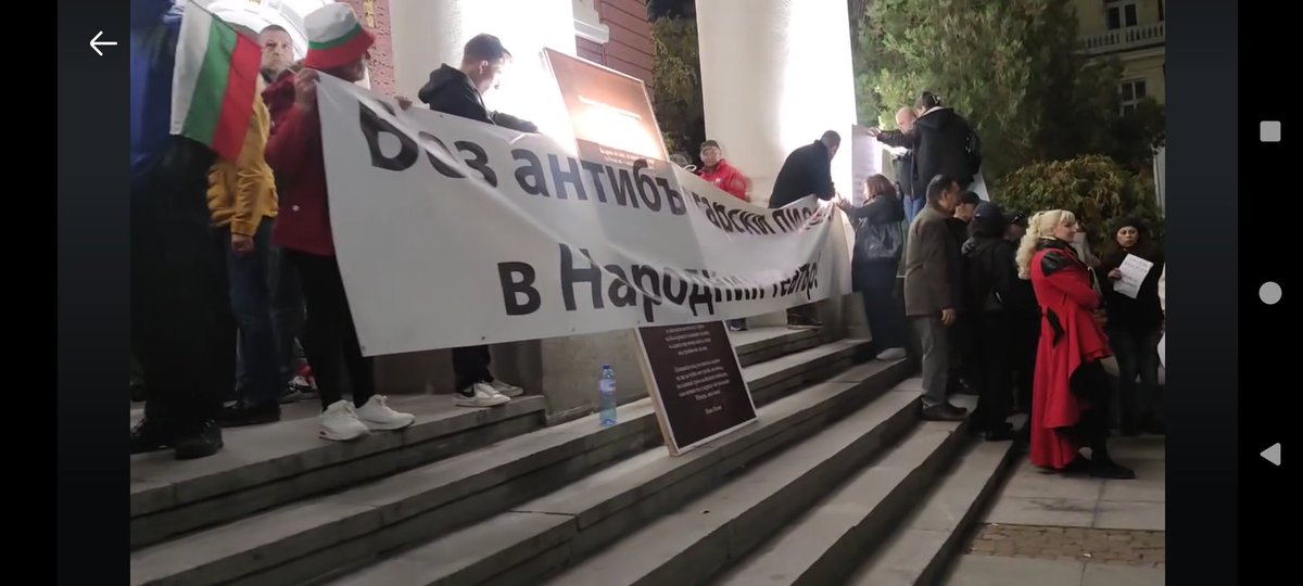 DrTAndreeva's tweet photo. Участвала съм в организиране на протести. Не е лесно, нито организационно, нито финансово. Кой плати този голям винил? Как хора, спонтанно организирали се, правят и поръчват голям винил? Не ми се връзва нещо тази “спонтанност”! https://t.co/Nsm8DcgKKm