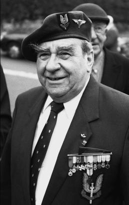 Il y a 100 ans naissait le 8 novembre 1924, Pierre Pauli, dans les #Ardennes

Rallié aux F.F.L en 1943, il est parachuté à 19 ans sur le #Finistère en août 1944 pour la prise de #Brest avec le 3e R.C.P

À #Gouesnou, 2 S.A.S de son stick sont tués le 7 août
resistance-brest.net/article2948.ht…