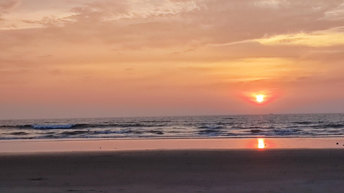 crypyo7x's tweet photo. Sunset painted the sky with vibrant hues of orange, pink, and purple, casting a serene glow over the horizon and filling the air with tranquility. https://t.co/yIUUe9nGLd