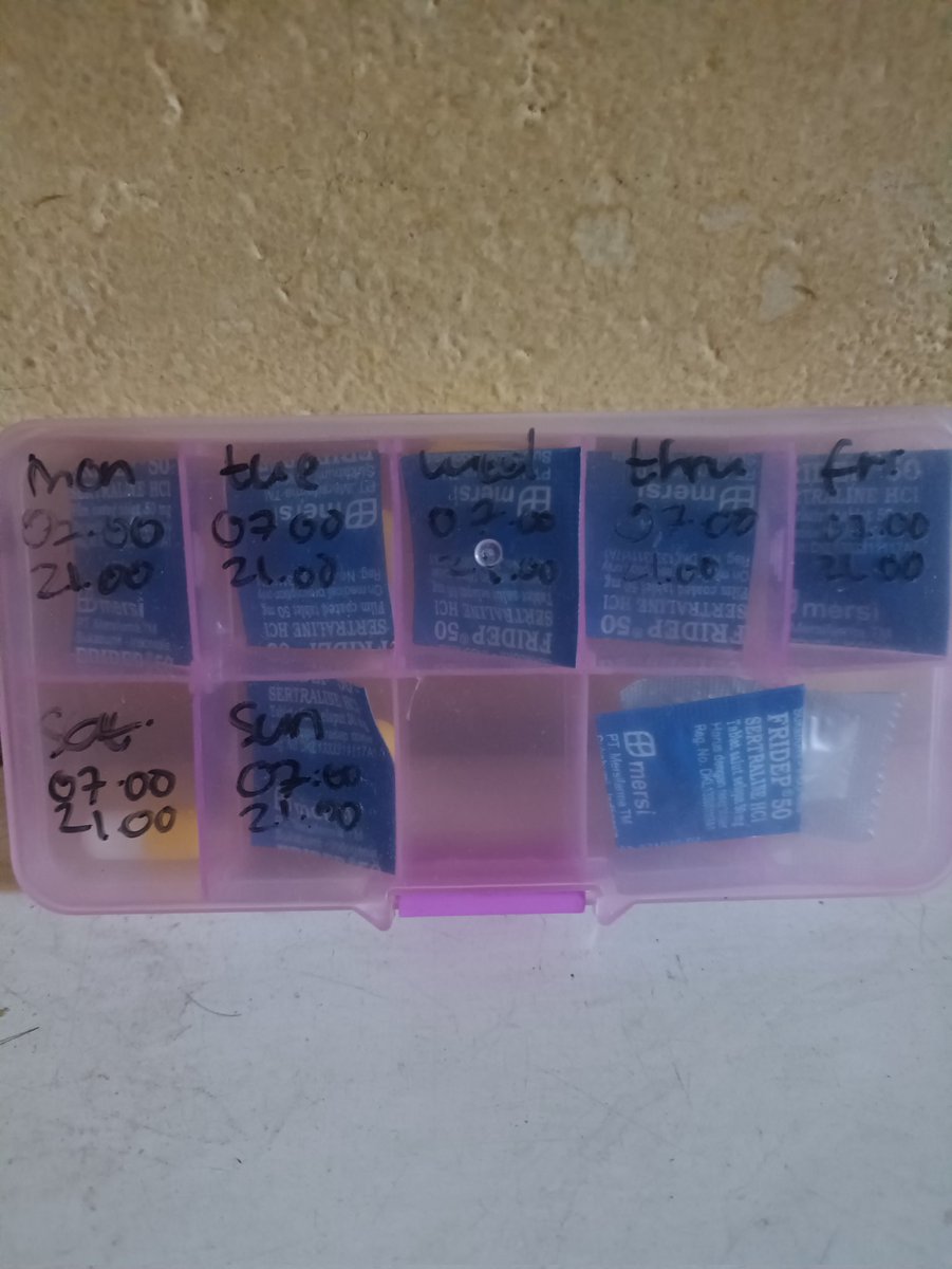 huesandlies's tweet photo. #PostYourPill
ini anti-depresan sama obat anti psikotik. ada lagi obat panic attack tapi lagi abis wkwkwk. at least they made me a capable human being. ngantuk sama oleng dikit tapi gak minum gak bisa gerak 🙏 https://t.co/LSp2N28q4P