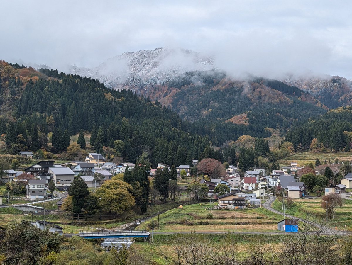 dreamdragon32's tweet photo. 1108雪（北秋田市阿仁）

森吉山
根子集落 https://t.co/wwGW5gOb34