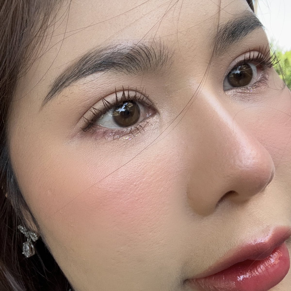 TWENTYWENDY ทำมาสคาร่าสีน้ำตาลออกมาได้ถูกต้องมาก โทนดี ไม่ติดแดงติดส้ม ปัดแล้วตายังดูคม แต่ได้ความหวานเพิ่มมาด้วย ปัดปุ๊บจับช่อเองปั๊บ ติดทน กันน้ำกันเหงื่อ ดีมากก ต้องมี !!