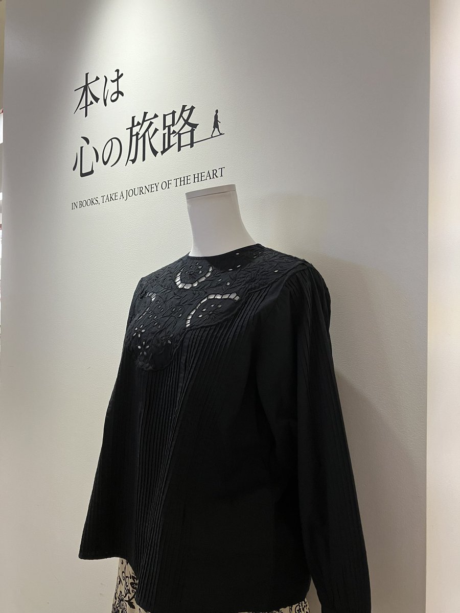 yurindo_luminey's tweet photo. 【POP-UP】
開催するたび大人気の #Fanaka さんの期間限定POP-UPが昨日から始まりました。
白黒刺繍レースがとても素敵なブラウスと、これからの季節に大活躍しそうなストールを取り揃えております。
トルソーで展示している黒のブラウスは、有隣堂ルミネ横浜店オリジナルです✨
▪️12/5(木)まで https://t.co/iKruvwL9GR