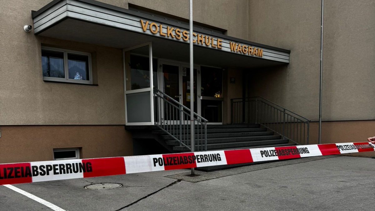 krone_at's tweet photo. Alarm in einer Volksschule im St. Pöltner Stadtteil Wagram: Per Mail ging Freitagfrüh ein Drohschreiben bei der Polizei ein. Die Schule wurde großräumig abgesperrt. https://t.co/GwbUkEnvfR https://t.co/uhUsuqSZTS