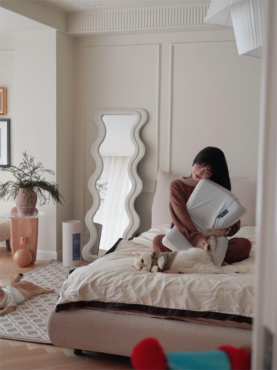 wydenhome's tweet photo. Super-soft memory foam pillow! 😌 Perfect for me and my cat’s cozy bed moments. Feeling the softness on my face is pure bliss. Available in 4 sizes: 70×42×6cm, 8cm, 10cm, and 12cm. 🐾💤
#wydenhome #wydenpillow #MemoryFoamPillow #CozyMoments #CatApproved #Softness #BedroomComfort https://t.co/GVd5rK5bsg