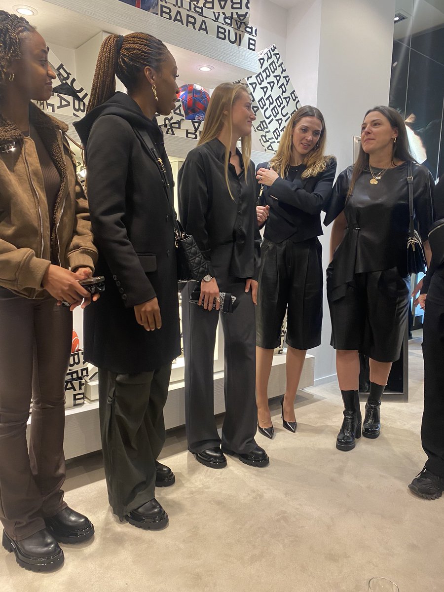 Moifemmesparis tweet media