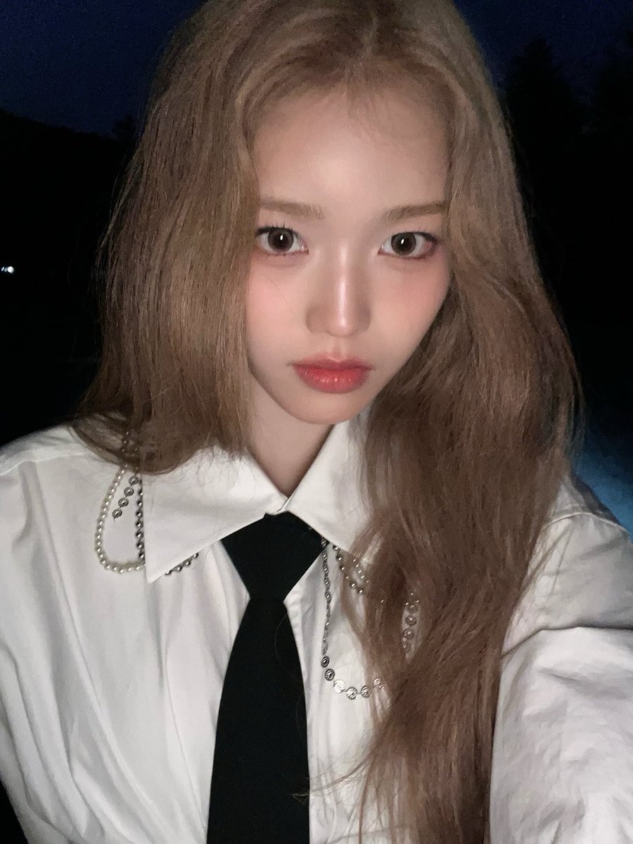 izna_offcl's tweet photo. [izME📮]

나야🍀❤️ 오늘 하늘이 너무 이쁘던데요?☁️ 근데 저는 나야가 더 좋아요🫣 
나야바라기 세비가🍀❤️

#izna #이즈나
#JEONGSAEBI #정세비 https://t.co/KXynh4sJM4