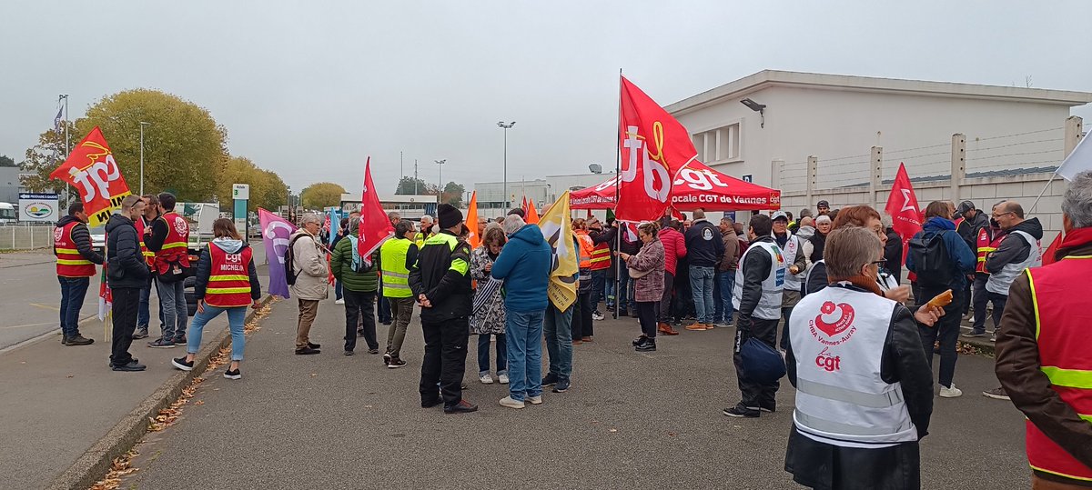 En soutien aux employés de #Michelin #Vannes ce matin. Les militants de <a href="/UDB__/">Union Dém. Bretonne</a> sont présents.  Malgré les promesses de relocalisation, cela démontre l'impossibilité d'un état hyper centralisé de faire vivre l'économie dans les territoires. <a href="/SiretTifenn/">Tifenn Siret</a> <a href="/LaureLeMarechal/">Le Marechal Laure</a>