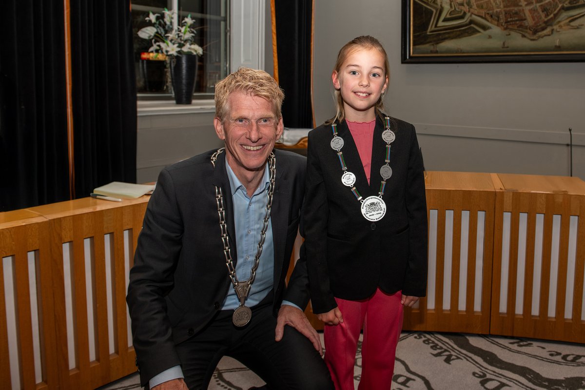 Gisteren werd Liz officieel benoemd als kinderburgemeester van Zaltbommel! Ze gaat de burgemeester een jaar lang ondersteunen bij evenementen zoals de intocht van Sinterklaas, carnaval en de Koningsspelen. Liz is enthousiast: "Ik kan niet wachten om samen op pad te gaan!" 😄