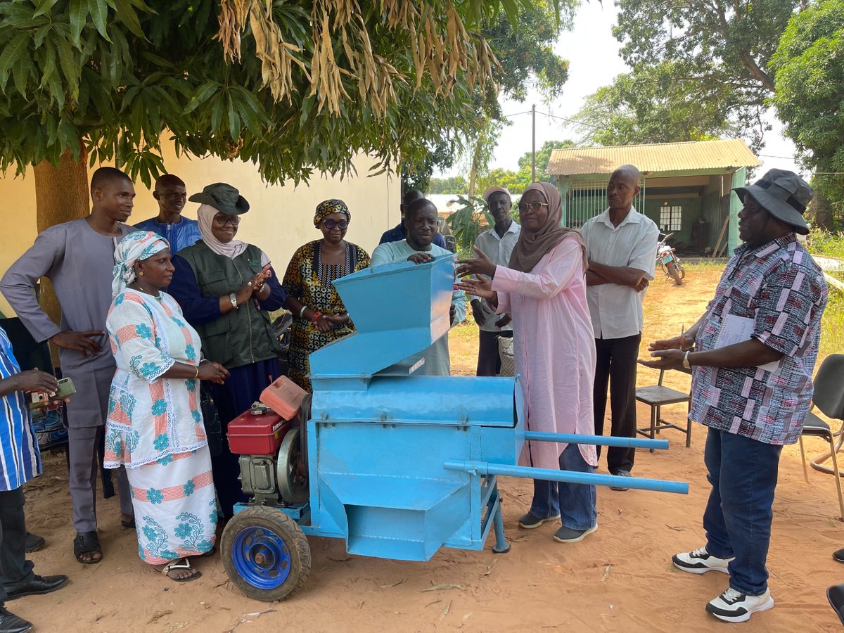 CORAFNews's tweet photo. #HappeningNow: Mission de supervision du projet #GIRAV en Gambie 🇬🇲 (4-12 nov), avec les équipes du @CORAFNews, de la @Banquemondiale, et celle de mise en œuvre du projet.
🎯Evaluer les progrès du projet, visiter des sites clés et faire la remise d'équipements agricoles. https://t.co/577RUUWHVi