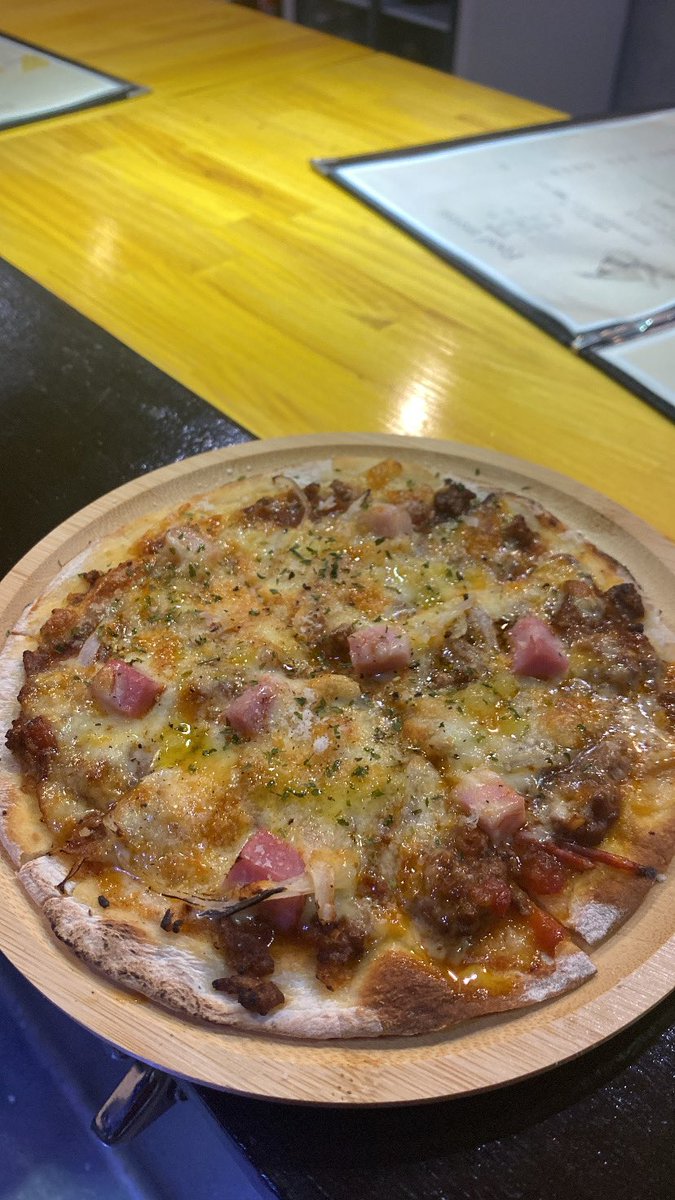こんばんは〜💐
最近はワンコインピザも始めてみました🍕
本日はクワトロフォルマッジです🍕
はちみつをかけて召し上がれ〜🍯
ではではお待ちしており〼🔥

#赤羽