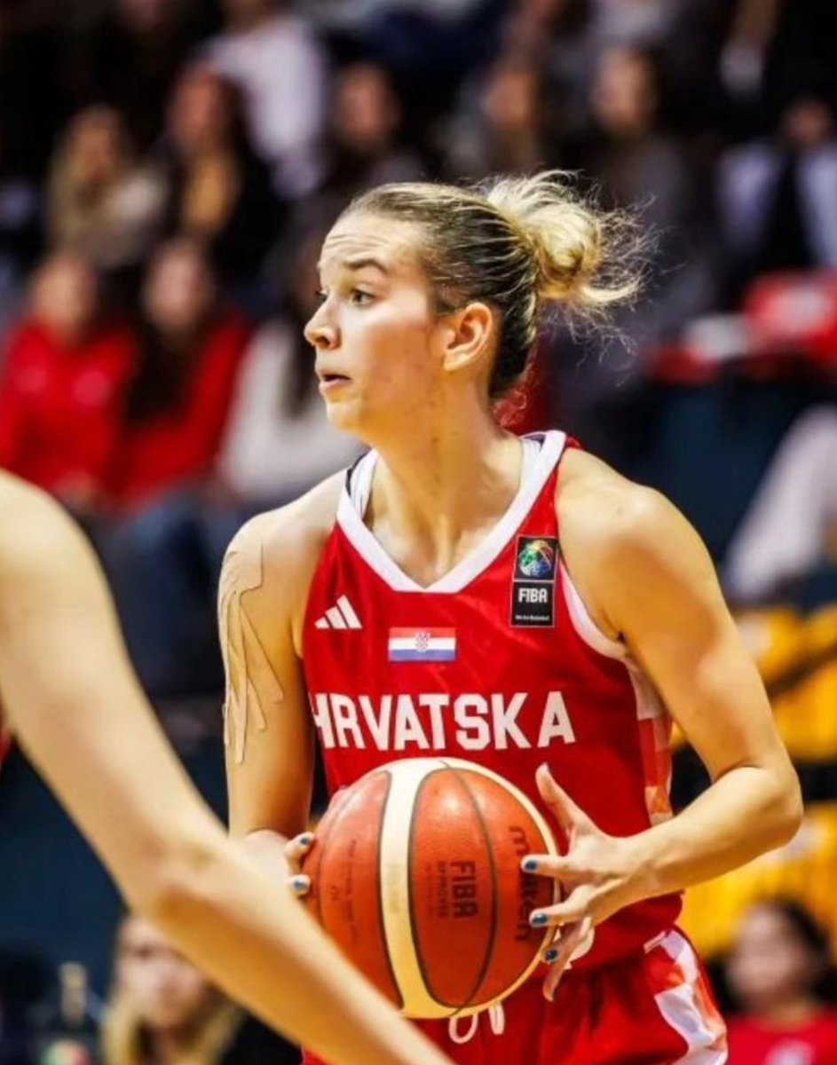 KARLA ERJAVEC con Croacia 🔥

17 puntos
2 rebotes
3 asistencias
14 de eficiencia 

Es una jugadora muy top y además está en un momento muy dulce.
