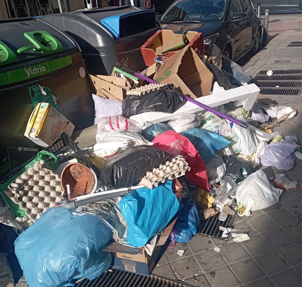 AlvaroRizos's tweet image. Con las señales no sé, pero desde luego con lo que se están encontrando los vecinos y vecinas de #Usera, especialmente en los últimos días, es con una cantidad de basura intolerable.

¿Alguien va a dar explicaciones y tomar medidas? @SoniaCQ @Mtnezparamo @AlmeidaPP_ #UseraTuCasa
