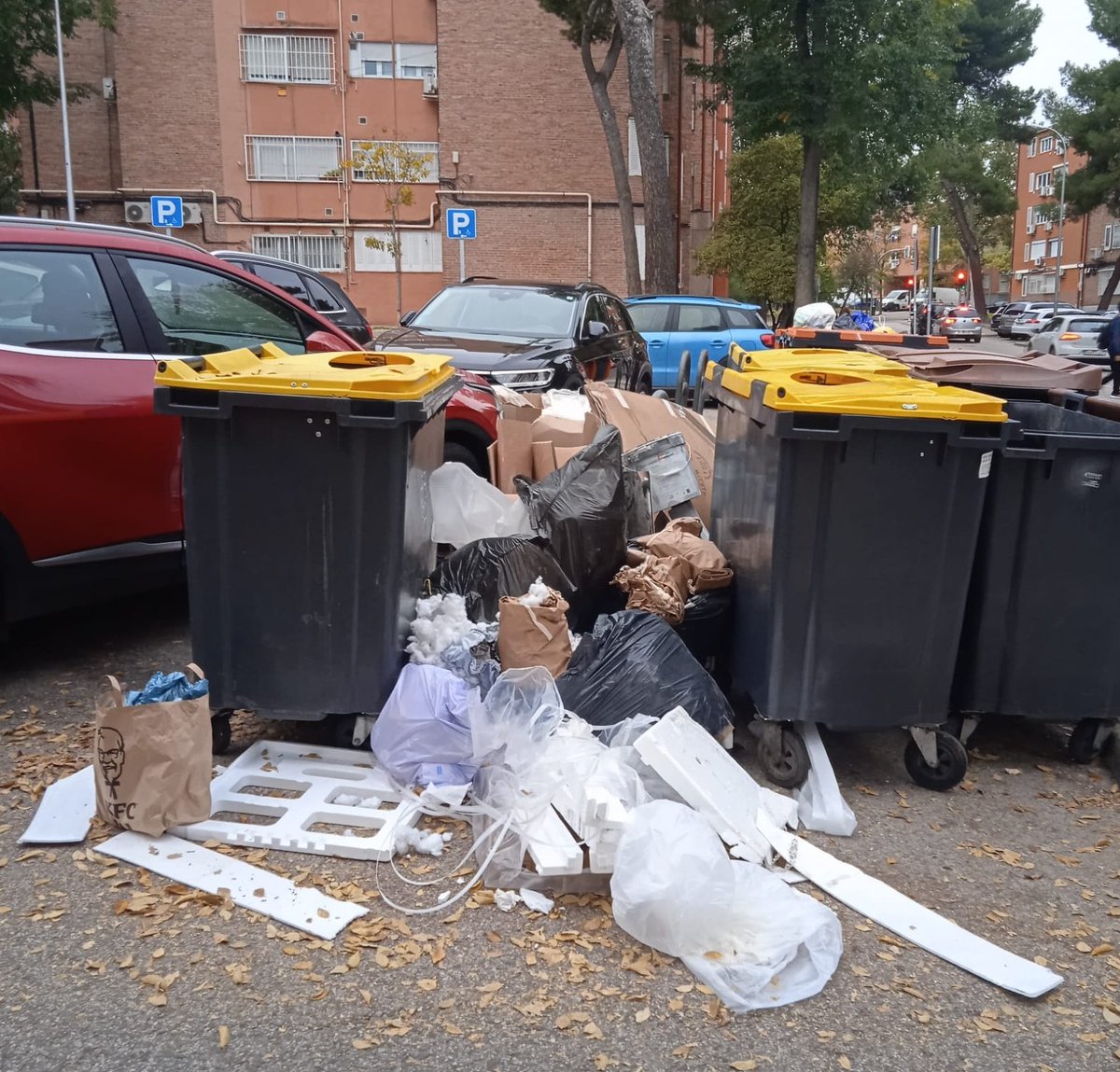 AlvaroRizos's tweet image. Con las señales no sé, pero desde luego con lo que se están encontrando los vecinos y vecinas de #Usera, especialmente en los últimos días, es con una cantidad de basura intolerable.

¿Alguien va a dar explicaciones y tomar medidas? @SoniaCQ @Mtnezparamo @AlmeidaPP_ #UseraTuCasa