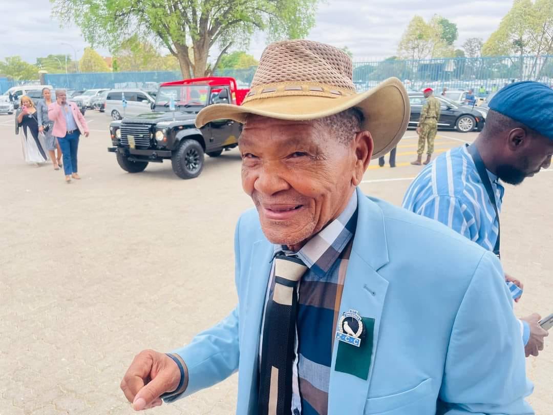 EarlOfGC's tweet photo. Monna yo ke ene Roy Sesana. O lole ka sebaka against mmuso wa Domkraga a lwela ditshwanelo tsa Basarwa mo lehatsheng la Badimo ba bone. https://t.co/yYFJsQ0cmP