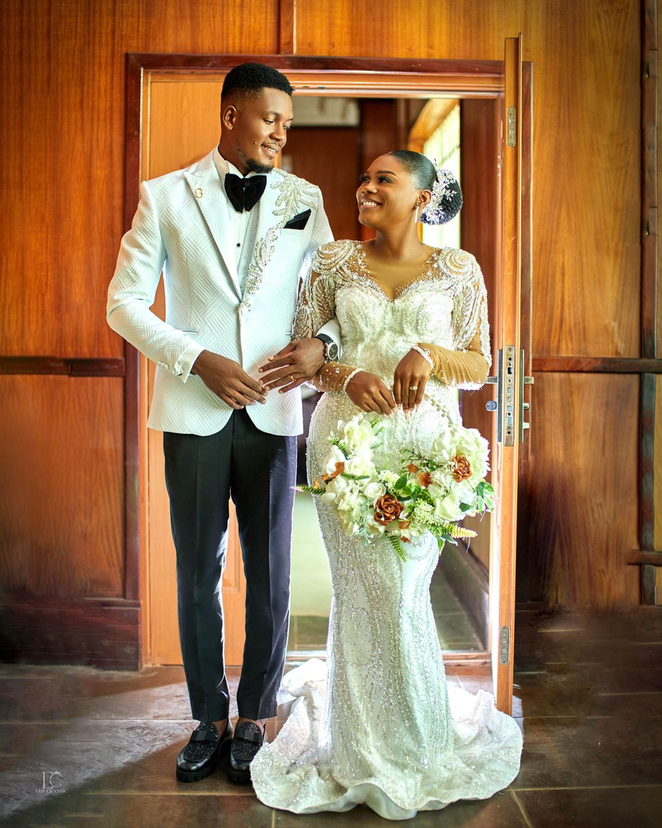 HelenImoleayo's tweet photo. I'm Married to my BELOVED HUSBAND ♥️
.
.
.
#Wedding #holymatrimony #godlyhome #marriagegoals #Octoberweddings #light24 #lightaffairs #lightallround #brown #GOLD #brownndgold #BlessedAndGrateful #oct25th #blessedhome #love https://t.co/X9QIt5518M