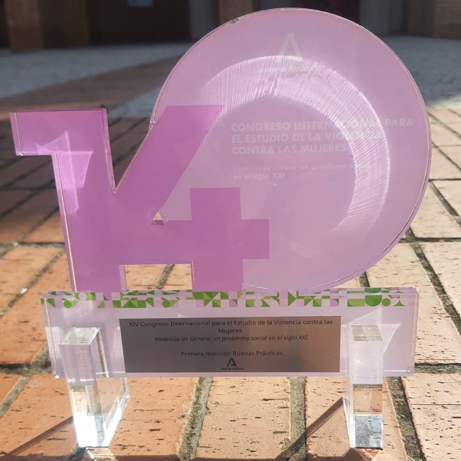 ruthdefrutos's tweet photo. 🏆¡Muy contentas de recibir la primera mención a las buenas prácticas del @15CongresoVG por #DefensorasEnElLaberinto! Gracias a las que lo hicisteis posible y al corazón de este proyecto de periodismo de investigación transfronterizo: la población migrante y sus defensoras en #EU https://t.co/xs9W0F99tg