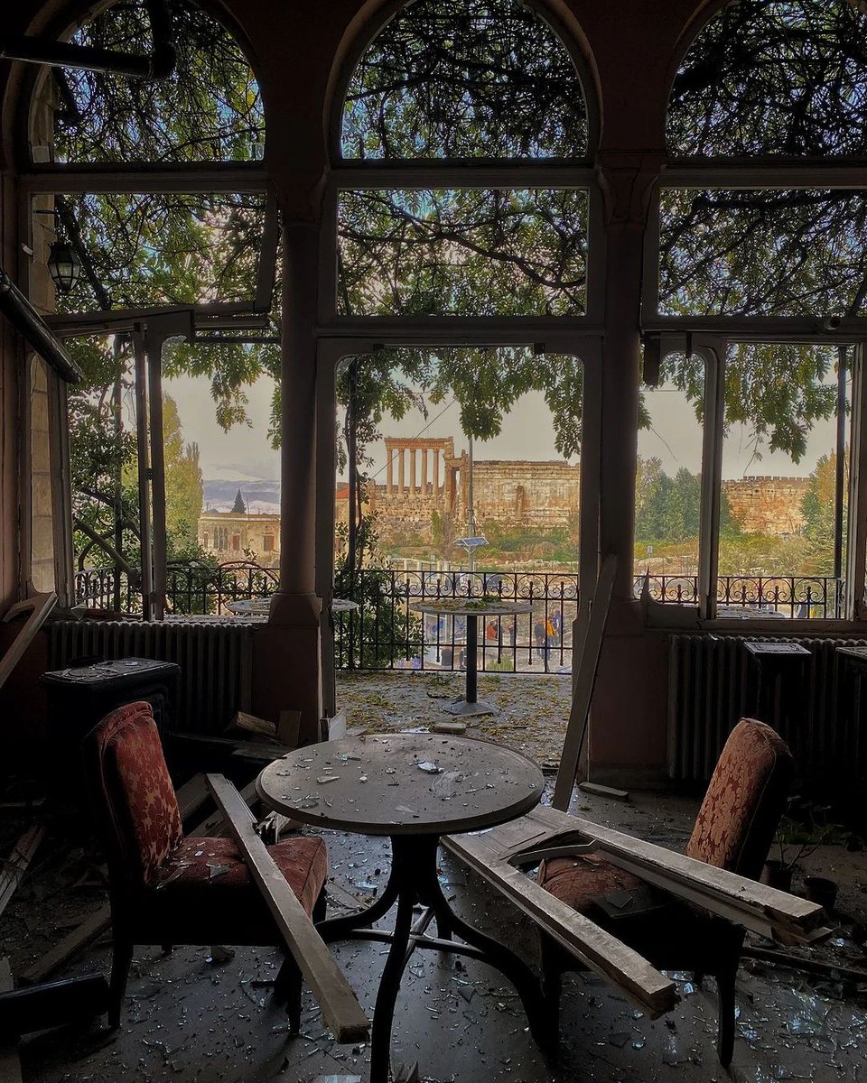 andrelopeztomas's tweet photo. Baalbek, patrimonio de la humanidad según la UNESCO, amanece así.

Frente a los grandes templos de la histórica ciudad fenicia, griega y romana, sólo quedan escombros. La destrucción ha alcanzado el hotel Palmira que, desde hace 150 años, tiene maravillosas vistas a la Historia. https://t.co/OCUFLjxqNX