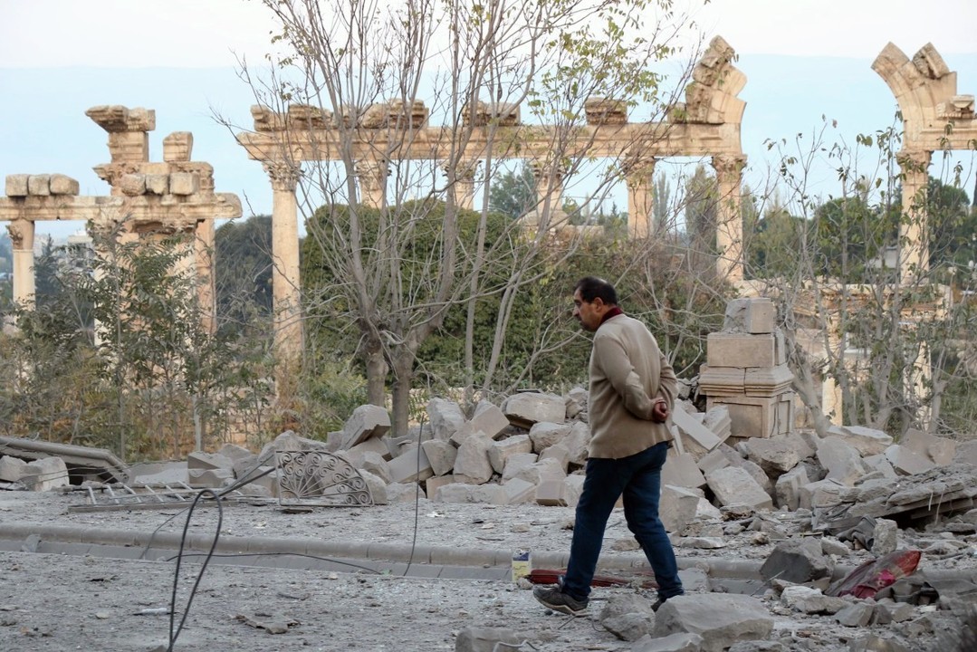 andrelopeztomas's tweet photo. Baalbek, patrimonio de la humanidad según la UNESCO, amanece así.

Frente a los grandes templos de la histórica ciudad fenicia, griega y romana, sólo quedan escombros. La destrucción ha alcanzado el hotel Palmira que, desde hace 150 años, tiene maravillosas vistas a la Historia. https://t.co/OCUFLjxqNX