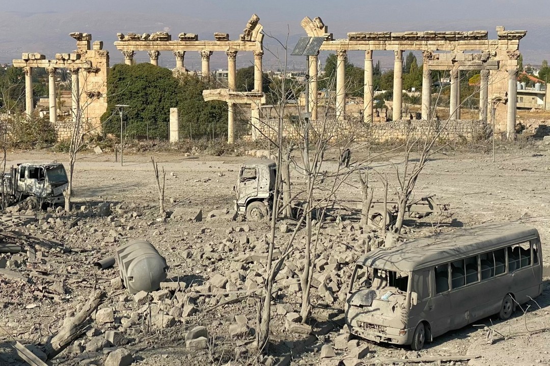 andrelopeztomas's tweet photo. Baalbek, patrimonio de la humanidad según la UNESCO, amanece así.

Frente a los grandes templos de la histórica ciudad fenicia, griega y romana, sólo quedan escombros. La destrucción ha alcanzado el hotel Palmira que, desde hace 150 años, tiene maravillosas vistas a la Historia. https://t.co/OCUFLjxqNX