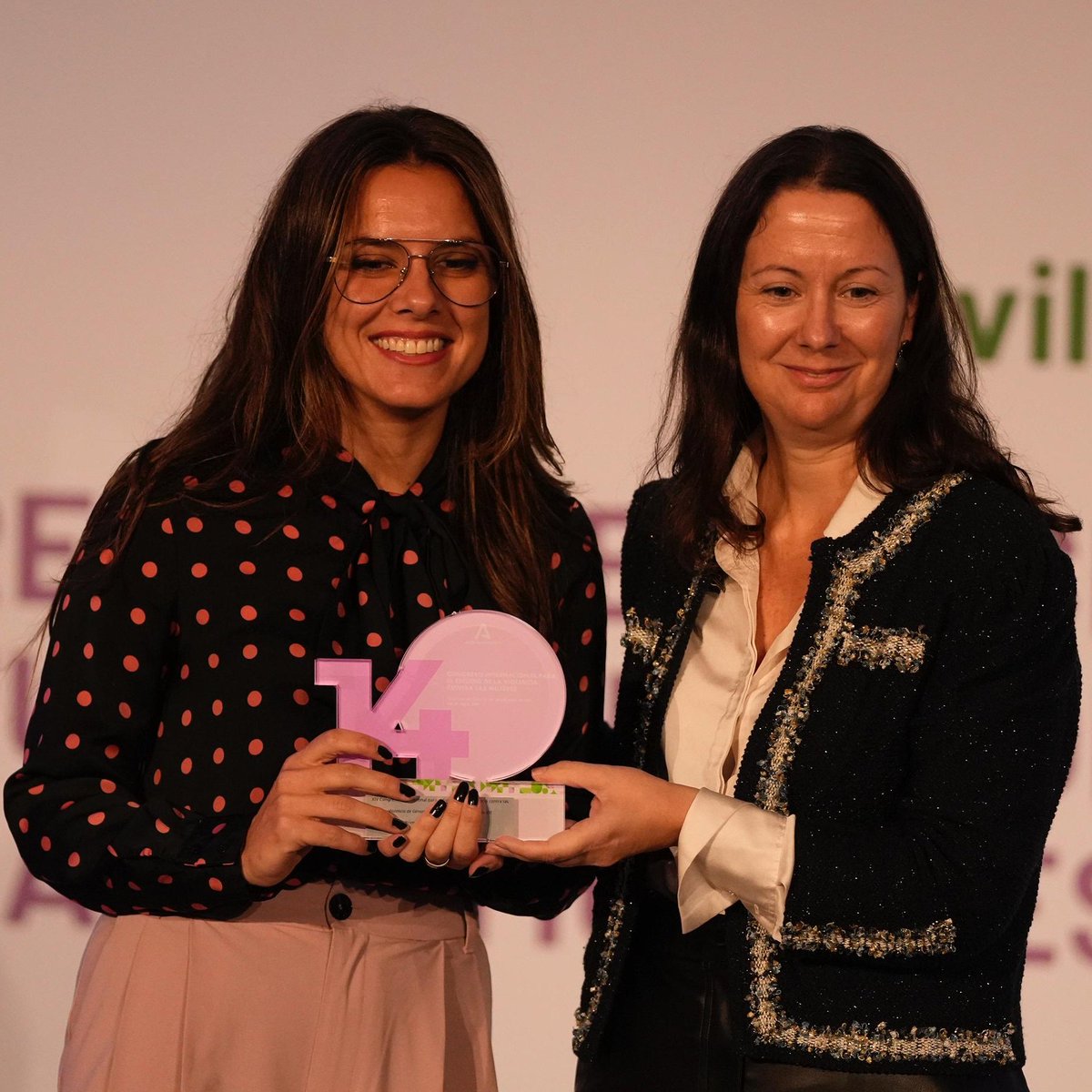 ruthdefrutos's tweet photo. 🏆¡Muy contentas de recibir la primera mención a las buenas prácticas del @15CongresoVG por #DefensorasEnElLaberinto! Gracias a las que lo hicisteis posible y al corazón de este proyecto de periodismo de investigación transfronterizo: la población migrante y sus defensoras en #EU https://t.co/xs9W0F99tg