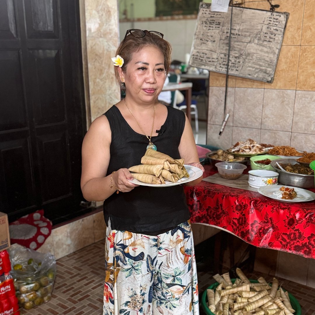 MeyrickWill's tweet photo. Amplapura: Warung Bu Dek Ani. Famous for its blayag wrapped in palm leaves, paired with classic Balinese dishes like nasi campur and coconut-cooked chicken Catch the full story on my YouTube channel, WMTV! https://t.co/77LwjqaEc5