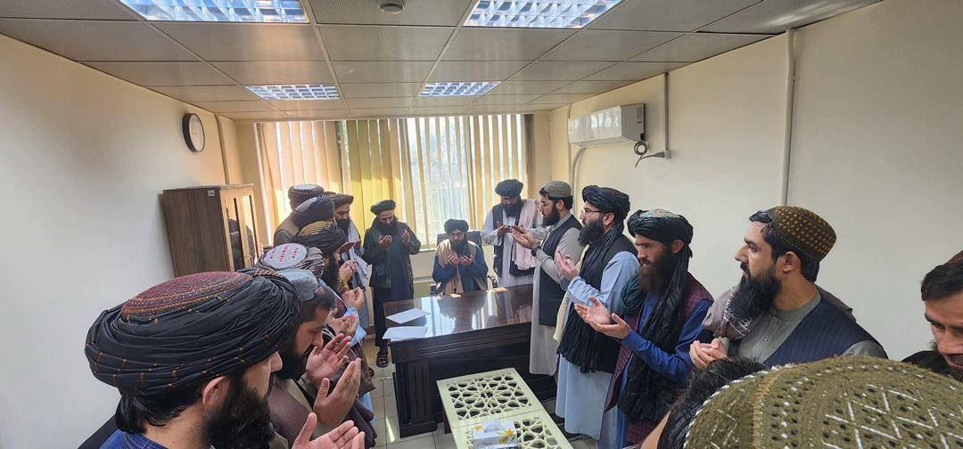 AGTAfghanistan's tweet photo. وارسا – واحد اطلاعات روند سبز افغانستان :

از زیرپوست طالبان 

- ملاهبت الله دستور داده است که سلفی ها و یا کسانی که افکار  سلفیت دارند از صفوف نهاد های طالبان اخراج شوند.

- هیات وزارت دفاع طالبان هنگام بررسی  یک بخش از ملیشه ها در پنجشیر روی مسایل رشوت باهم دیگر درگیر شده اند. جزیات در مکتوب ضمیمه.

- با سرد شدن هوا افراد مسلح مربوط به تی تی پی به بعضی شهرهای افغانستان برگشته اند. معاون ریاست استخبارات طالبان کتبا گفته است که این افراد را از دید عام پنهان کنید که حضور علنی شان باعث بدنامی نظام میشود. 

- ریاست عمومی استخبارات طالبان یک بار دیگر تعداد ملیشه های محافظ در سفارت ایران ، چین و روسیه را ده ده نفر افزایش داده است. چندی قبل یک دسیسه  طالبان که میخواستند حمله ی تقلبی را بر ضد بعضی سفارت خانه و مخصوصا سفارت روسیه خنثا نمایند و با ارایه  ثبوت ومدارک ساختگی  بر مقاومت  و  روند سبز افغانستتان - رسا اتهام بندند رسوا  و افشا گردید. 

- جدال در گمرکات – ملابردارد تدارک  سی دستگاه سکنر را با یک شرکت نا مشخص و بی نشانی قرارداد بسته است. ارزش این قرارداد نزدیک به 130 ملیون دالر است. نبود تکنالوژی در گمرکات ده ها سال است زمینه فساد بزرگ را برای قاچاق مهیا نموده .  گروه طالبان نیز توانایی داشتن کنترول بر گمرکات را ندارند و فساد بیشتر از پیش مستولی است. در همین حال عبدالقیوم نصیر – یکی از وابسته گان حلقه کچه لاغ به حیث معاون پالیسی و پلان گمرکات در وزارت مالیه طالبان مقرر گردیده است که عکس وی ضمیمه است.

- استخبارات طالبان بعضی اجناس را از محوطه سفارت امریکا تصاحب و  انتقال داده اند. دلیل این کار معلوم نیست زیرا اجناس انتقال داده شده چندان با ارزش به نظر نمی رسد.  جزیات در مکتوب ضمیمه. 

نوت : وارسا - نشانی ها و رمز های درج شده در مکاتیب را بخاطر مصونیت و امنیت همکاران خویش گاهی وقت ها  حذف می نماید.