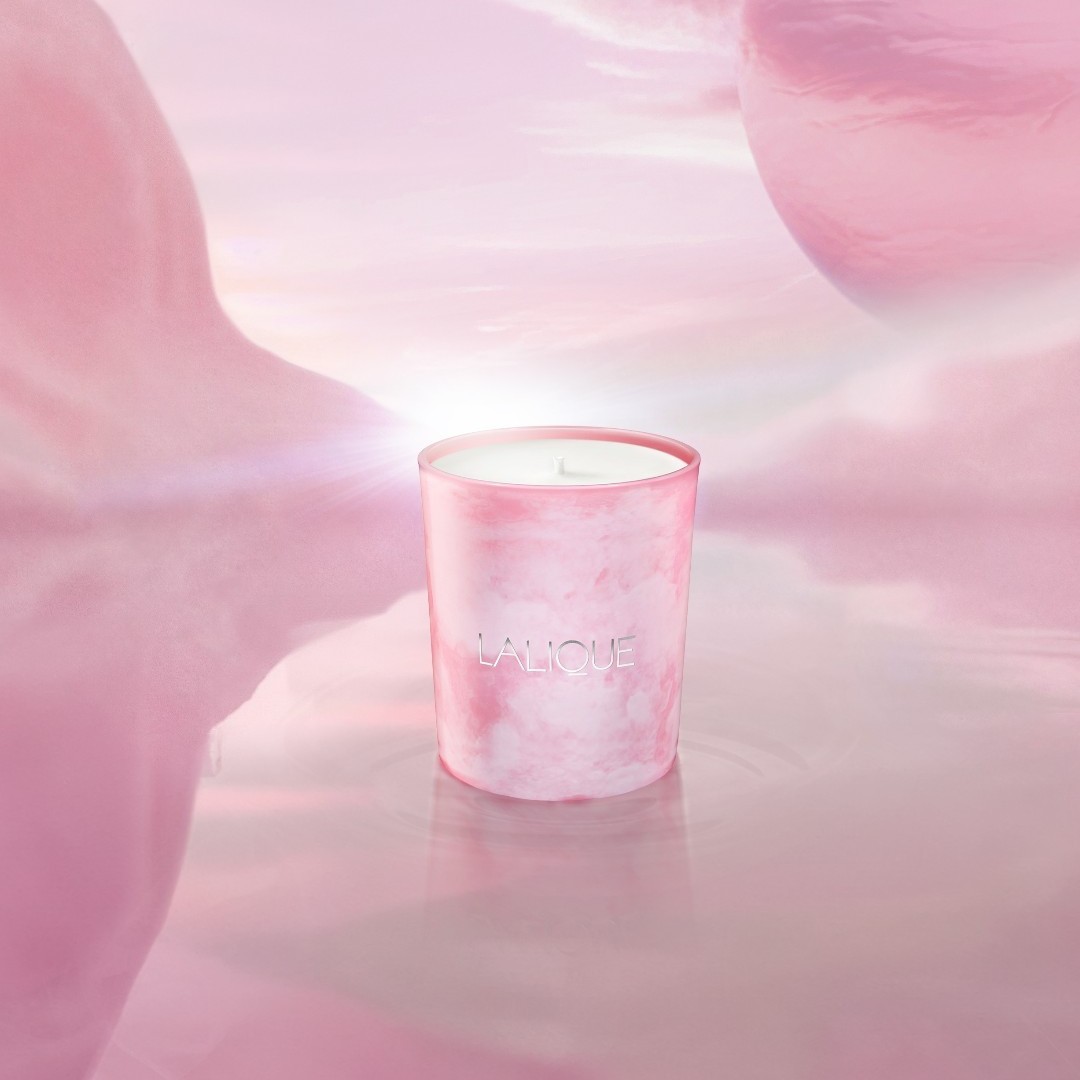 In the gourmand galaxy of Les Nébuleuses candle, soft marshmallow clouds and the scent of roses create a moment of fragrant bliss.

#IconicsRoseNebula