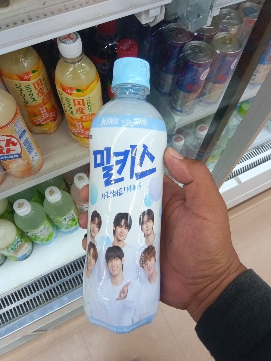 tonyr9otzo's tweet photo. ダイソーにミルキス売ってたw
昔韓国に旅行したときに「カルピスの偽物あるわw」とか言って買って飲んだ記憶がある
写ってる人は誰だかわからん
ちなみにロッテの製品です
#Milkis #ミルキス #ロッテ https://t.co/dIhZcRUo6W