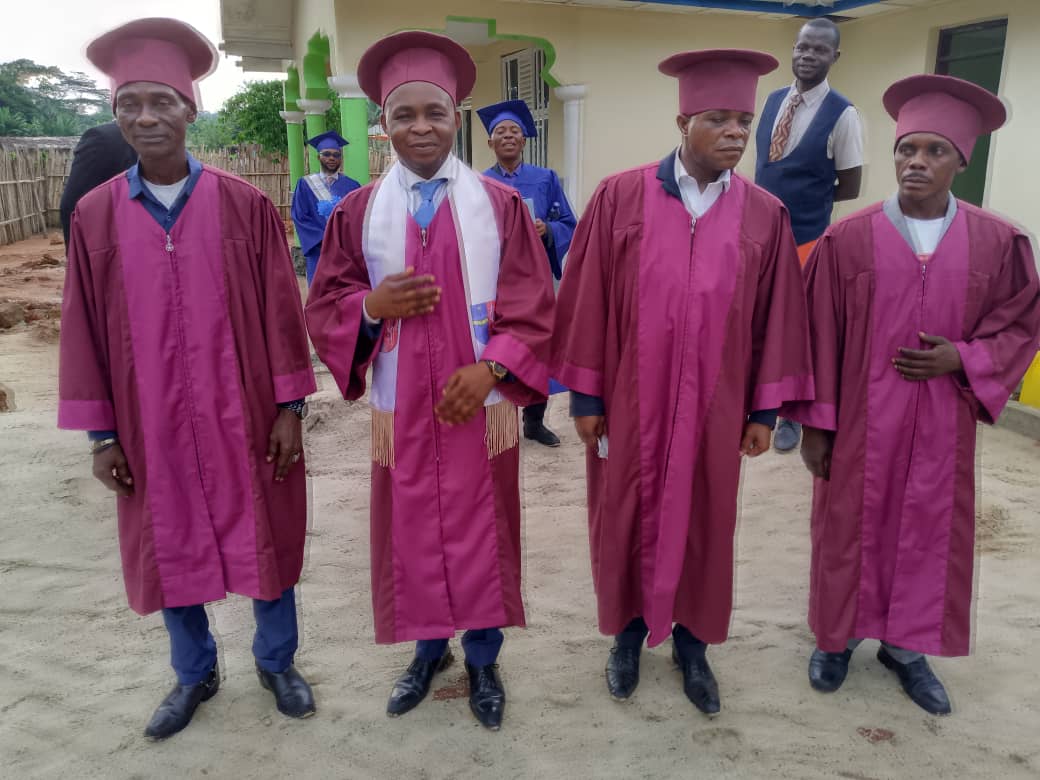BoseloEmmanuel's tweet photo. #ESU/TSHOPO.
Le D.G de l'ISPT/YAHUMA, C.T Pamphile #BONGALANGANYA coupe le ruban d'1 obscurité longtemps observée en COLLANT LES LAURÉATS, une 2ieme fois ds l'histoire depuis la création de celle-ci. 16ans après la première. Félicitation au comité de gestion. https://t.co/aTEKjlEN6z